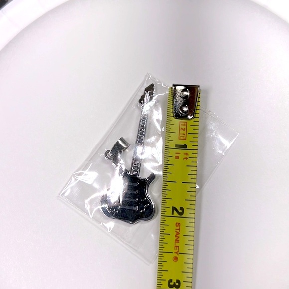 NWT 🎸 BLACK LEATHER CHAIN & BLACK/SILVER STAINLESS STEEL GUITAR PENDANT NECKLACE - Picture 4 of 5